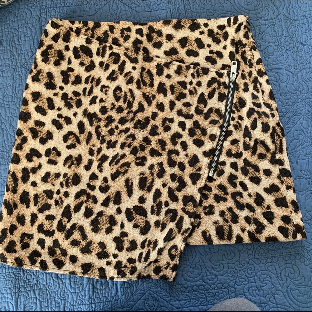 LEOPARD IS EVERYTHING! H&M skirt!